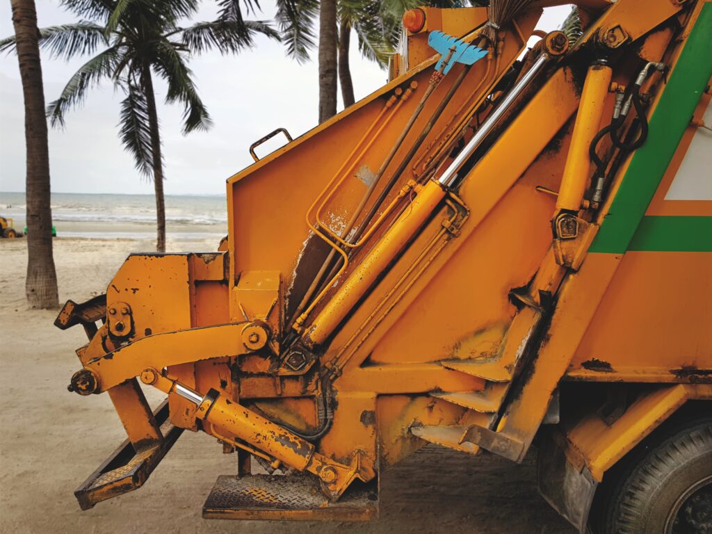 Zagęszczarka hydrauliczna na wysięgniku koparki podczas zagęszczania wykopu